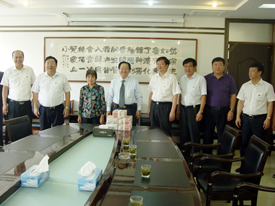 鲁泰老总_老总办公室图片(3)