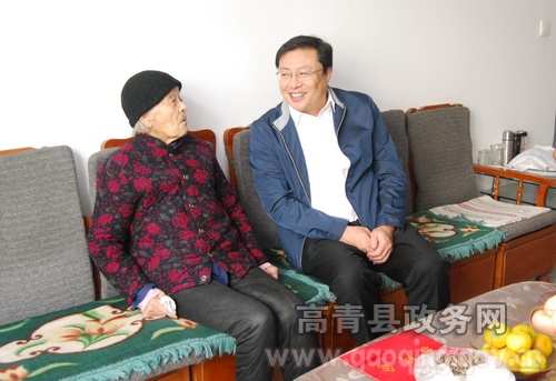 高青县县长杨新胜重阳节前走访慰问老年人