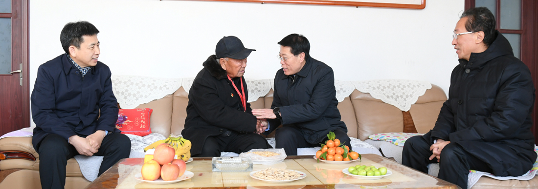 淄博市人民政府 首页大图 江敦涛走访慰问残疾人,新前