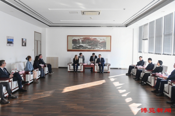 马晓磊会见迪卡侬客人